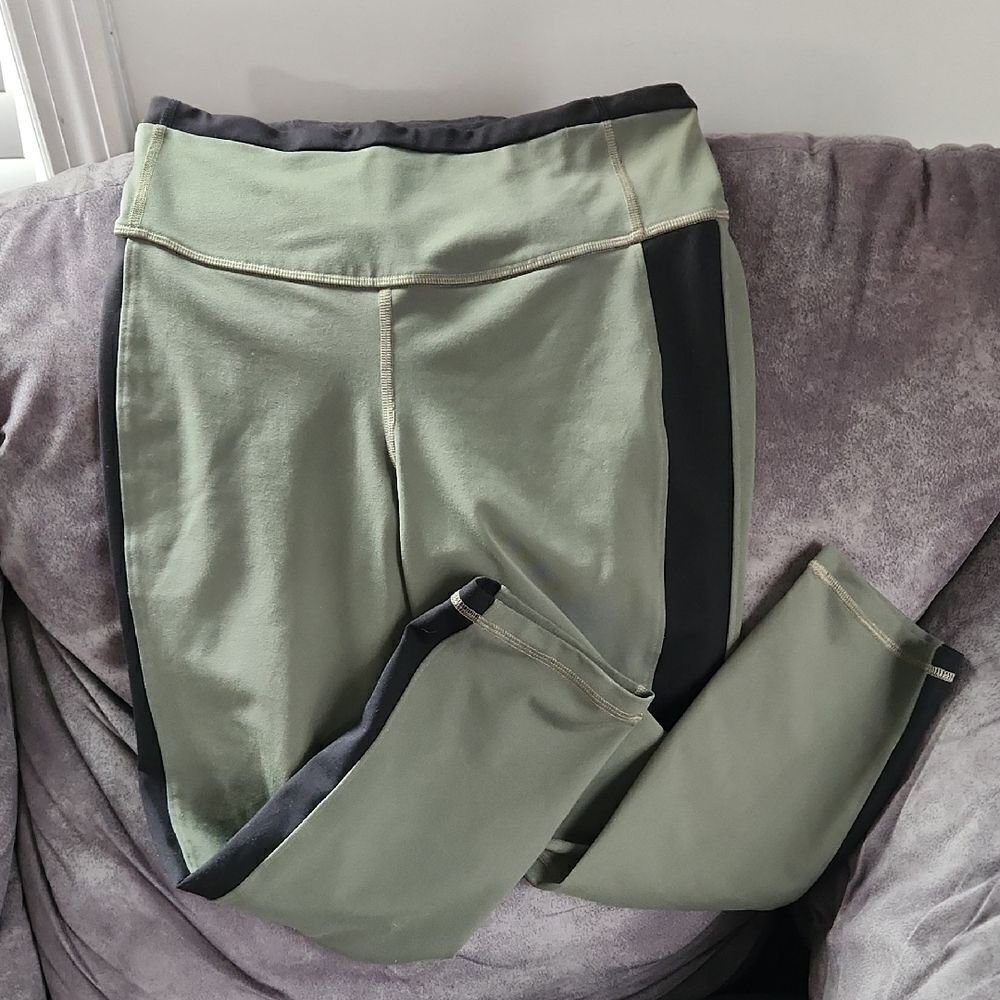 Old Navy Medium Pants Green and Black Leggings Crop Capri